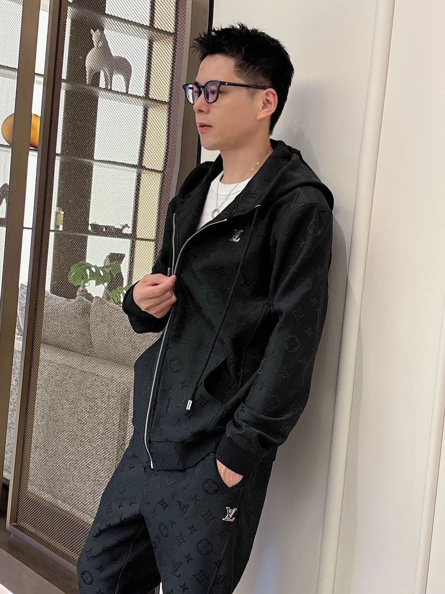 🅿️720 [LV Louis Vuitton] hot-selling suit is coming. Focus on the original version of the official website. 2025 new hot-selling cardigan and sweatshirt suit. The original order is the best. 🇭🇰The meticulous work of top designers. It has a fitting and perfect upper body effect. All-natural high-quality Tencel Roman cotton 100%, close-fitting comfort, noble and elegant! Original hardware embodies elegance and nobility! Counter size: M-3XL (maximum wear up to 190 pounds)